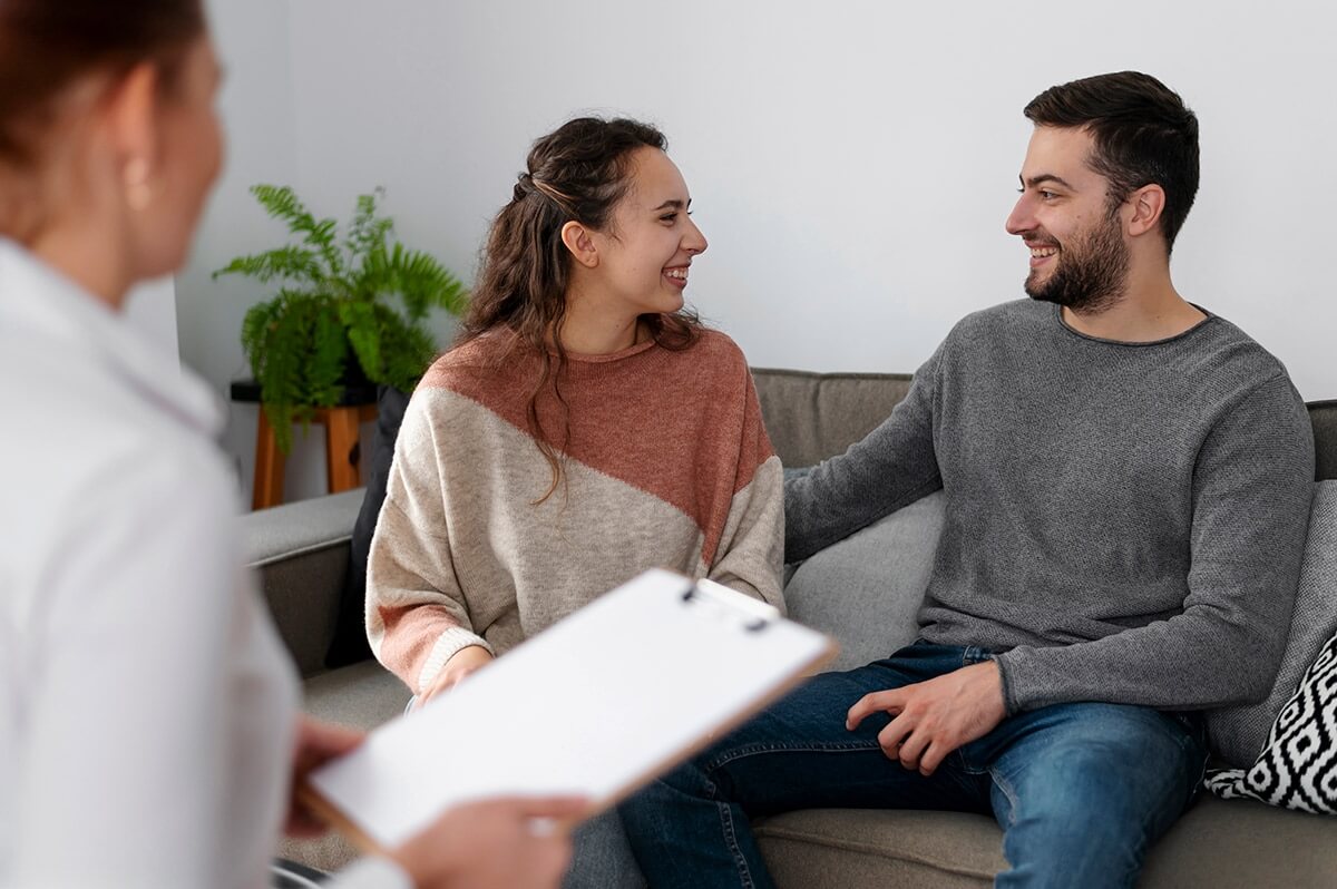 Terapia de casal? Sim, por que n&atilde;o?&nbsp;

O processo de terapia de casal existe para que os casais, indepentende dos tipos de relacionamentos, possam se reconectar, melhorar a comunica&ccedil;&atilde;o, vencer desafios, se conhecer melhor e diversas outras quest&otilde;es que possam surgir.&nbsp;

Alguns dos in&uacute;meros motivos mais presentes em casais quue buscam pela terapia s&atilde;o:

- dificuldade na comunica&ccedil;&atilde;o;

- mudan&ccedil;a da rela&ccedil;&atilde;o ap&oacute;s a chegada dos filhos;

- perda da admira&ccedil;&atilde;o de um para o outro;

- brigas e desentendimentos constantes.

Sabemos que todo relacionamento &eacute; formado por fases, crises e crescimentos. Mas se estes forem "suportados" por uma escuta ativa e acolhedora , bons frutos podem resultar das rela&ccedil;&otilde;es.

Procure ajuda.