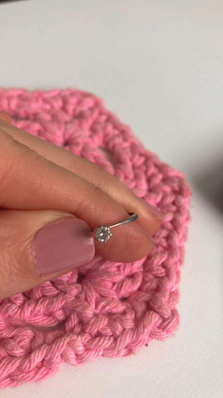 Um casal muitas vezes precisa falar sobre os seus problemas, sobre o que acontece, sentem a necessidade de ter um tempo pra si, para se ouvir e ouvir o outro.

A terapia de casal pode proporcionar este momento, e a realiza&ccedil;&atilde;o na abordagem psicanal&iacute;tica pode ser enriquecedora do ponto de vista da escuta singular, da escuta de n&atilde;o s&oacute; do que se fala, mas ela pode proporcionar e esmiu&ccedil;ar um acolhimento de toda a hist&oacute;ria do relacionamento.&nbsp;

Existem v&aacute;rias formas de ser ouvido.

Basta estar atento, e a terapia de casal n&atilde;o &eacute; somente para "casados" &eacute; para o relacionamento em todas as suas formas.

Cuidem-se!