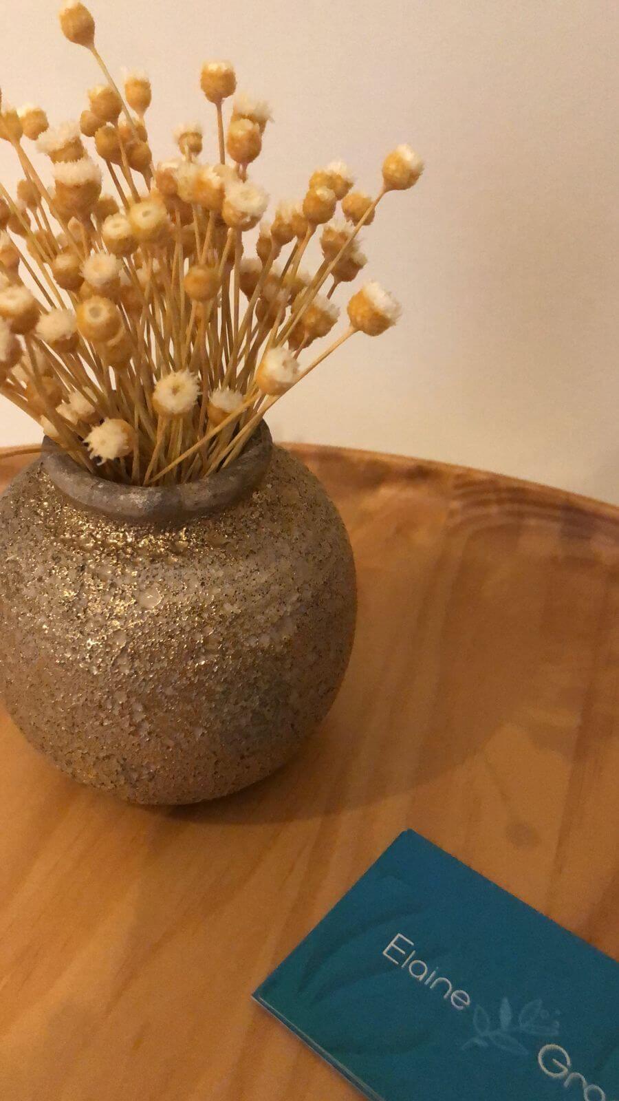 Mesmo amando algu&eacute;m , e em um relacioanemnto, amar essa pessoa requer espa&ccedil;o.

Interno seu e externo.

Mesmo amando algu&eacute;m, voc&ecirc; n&atilde;o consegue adivinhar todos os seus pensamentos e desejos, n&atilde;o consegue resolver todos os seus problemas e muito menos se fazer presente em todos os instantes

Cada um possui sua individualidade, seus desejos e sonhos. Em muitos deles o casal est&aacute; inserido e em alguns n&atilde;o, isso n&atilde;o quer dizer que a pessoa n&atilde;o te ame. Isso quer dizer que mesmo te amando ela se ama e quer fazer o melhor para estar bem em um relacionamento.

N&atilde;o somos a extens&atilde;o do outro, somos &uacute;nicos.&nbsp;

E estar em um relacionamento saud&aacute;vel requer respeitar e aceitar tals diferen&ccedil;as.&nbsp;

Agora pensenas respostas a essas perguntas:&nbsp;

- Voc&ecirc; respeita o seu espa&ccedil;o na rela&ccedil;&atilde;o?

- Voc&ecirc; se sente sufocado? Em uma rela&ccedil;&atilde;o que n&atilde;o existe espa&ccedil;o para o desenvolvimento das suas particularidades?

Pense sobre isso.

Construa uma rela&ccedil;&atilde;o saud&aacute;vel com voc&ecirc; e com o outro.&nbsp;