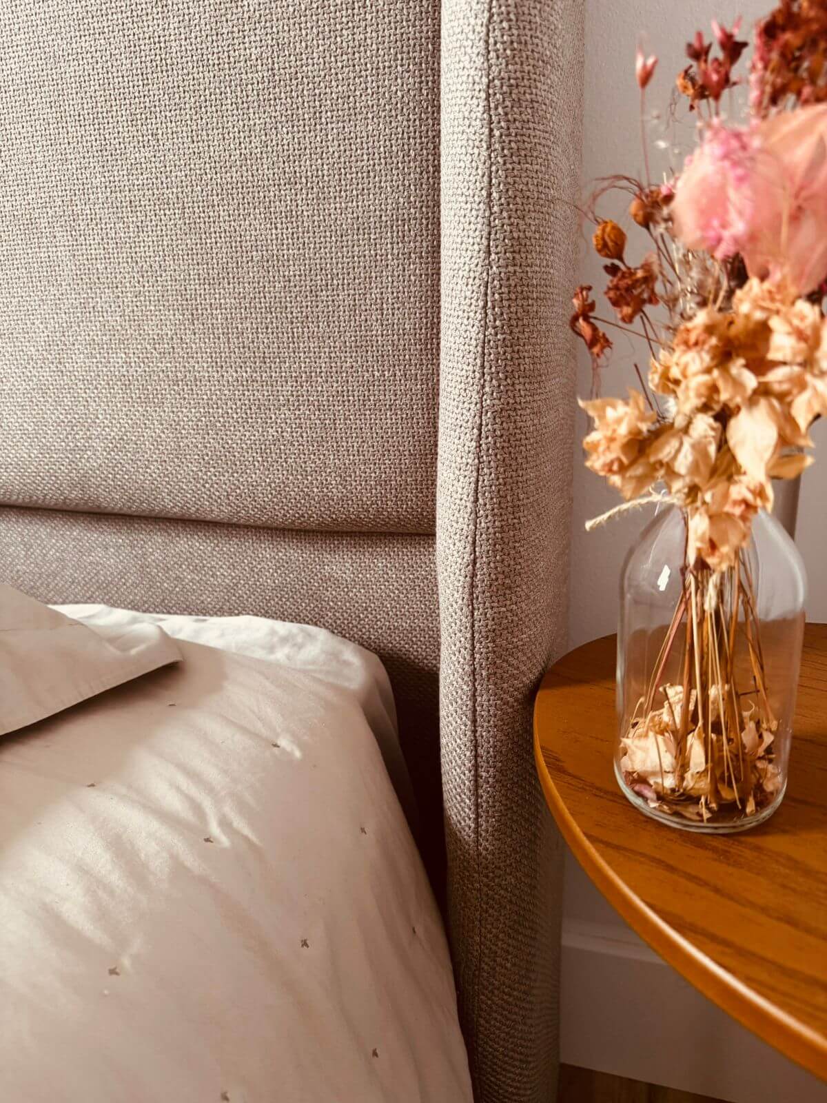 Tem um cansa&ccedil;o que a cama n&atilde;o resolve. Corpo deitado, mente acesa. &Eacute; o cansa&ccedil;o emocional: quando passamos dias sustentando o que n&atilde;o dizemos, engolindo pequenos inc&ocirc;modos, cuidando de tudo e de todos &mdash; menos de n&oacute;s. A conta chega em forma de irrita&ccedil;&atilde;o, apatia, esquecimento, vontade de sumir.

Antes de prometer &ldquo;organizar a vida inteira&rdquo;, tente mapeamentos simples:


	O que me drena? (pessoas, tarefas, hor&aacute;rios, telas)
	O que me recarrega? (sil&ecirc;ncio, sol, conversa boa, atividade f&iacute;sica leve, criatividade)
	O que &eacute; inadi&aacute;vel e o que pode ser renegociado?


H&aacute; diferentes tipos de descanso: f&iacute;sico, mental, sensorial, emocional, social, criativo, espiritual. Se voc&ecirc; passa o dia em reuni&atilde;o, talvez precise de descanso sensorial (menos est&iacute;mulo). Se carrega emo&ccedil;&otilde;es dos outros, descanso emocional (escrever, chorar, terapia, ora&ccedil;&atilde;o). Se vive no autom&aacute;tico, descanso criativo (mexer com as m&atilde;os, cozinhar, desenhar). Dormir &eacute; fundamental, mas n&atilde;o cobre tudo.

Na psican&aacute;lise, a gente repara nos excessos: no &ldquo;sim&rdquo; que virou regra, na autoexig&ecirc;ncia que confunde valor com produtividade. O convite &eacute; desatar um n&oacute; por vez: dizer um n&atilde;o, adiar o que n&atilde;o precisa ser hoje, pedir ajuda, deixar algo &ldquo;bom o suficiente&rdquo;. E sustentar pequenos rituais: &aacute;gua pela manh&atilde;, uma pausa sem telas &agrave; tarde, uma conversa de verdade na semana.

Se voc&ecirc; est&aacute; exausto(a) h&aacute; muito tempo, isso merece espa&ccedil;o.

&nbsp;Cuidar de si n&atilde;o &eacute; luxo; &eacute; base.