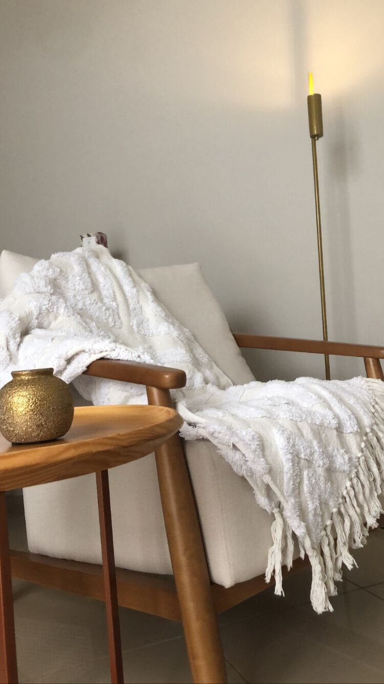 Quando sei que chegou a hora de procurar terapia?

N&atilde;o existe a hora e nem o momento certo, a terapia n&atilde;o &eacute; uma lista de tarefas que precisam ser cumpridas, ela precisa ser SENTIDA.&nbsp;

E &eacute; a&iacute; que pode ser uma decis&atilde;o dif&iacute;cil, quando sentir? E como?

Muito nos enganamos em achar que s&oacute; quem "precisa" de terapia &eacute; aquela pessoa que tem um sofrimento muito grande, ou que foi diagnosticada com algum transtorno mental, ou que sofreu abusos e traumas em sua inf&acirc;ncia.

Sim, a terapia tamb&eacute;m pode ser pra esses, mas ela &eacute; para aqueles que sentem o desejo em se conhecer de uma forma mais profunda, sem clich&ecirc;s e f&oacute;rmulas prontas. Ela auxilia a voc&ecirc; entender os seus por qu&ecirc;s , os motivos de alguns pensamentos ou formas de viver, ela auxilia , ela confunde, ela incomoda.

E para te acompanhar nessa jornada , escolha um bom psic&oacute;logo, algu&eacute;m que voc&ecirc; sente que pode confiar, algu&eacute;m que vai de "cutucar" , vai te questionar, te acolher e tentar te ajudar com suas interpreta&ccedil;&otilde;es.

A terapia deixa a nossa vida um pouco mais viv&iacute;vel.

E no que puder te ajudar, me chame, conte comigo!